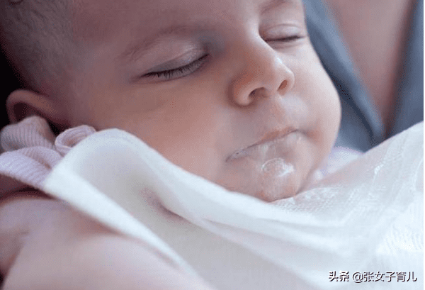 婴儿经常吐奶怎么办?(婴儿经常吐奶是什么原因)