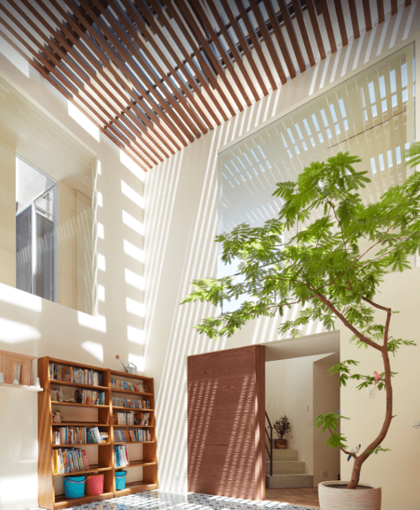 其实在日本有些带天井的阳光房设计,为了阻挡夏季炎热的太阳光透过