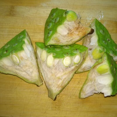 莲蓬怎么吃好吃(莲蓬的吃法与功效)