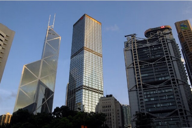 中间方形建筑为香港长江集团大厦.