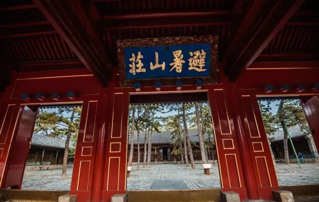 8月份去哪儿旅游合适(8月份适合旅游的地方)