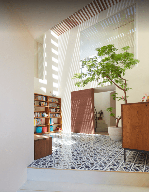 在国内带天井的房子还是蛮有争议的,有些业主觉得天井能为室内带来