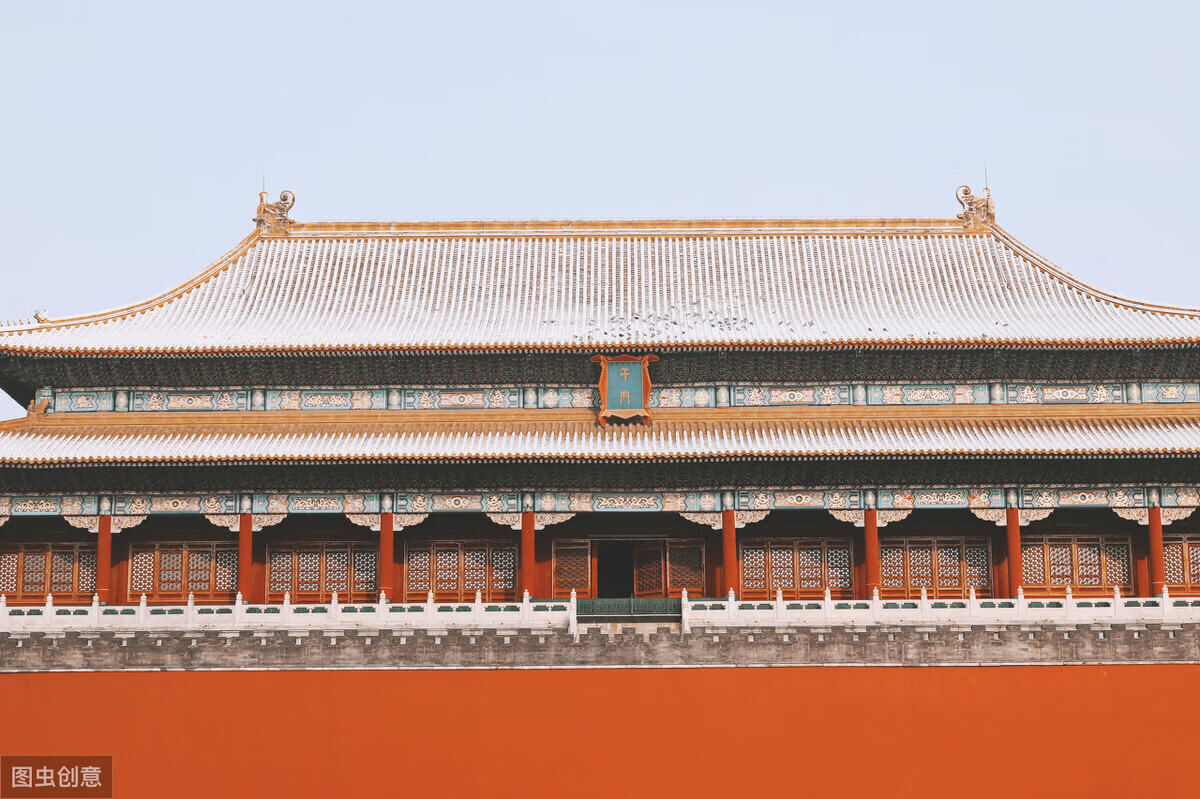故宫故宫(黄色琉璃瓦)在古代建筑中,屋顶瓦以颜色分尊卑,一般分为黄