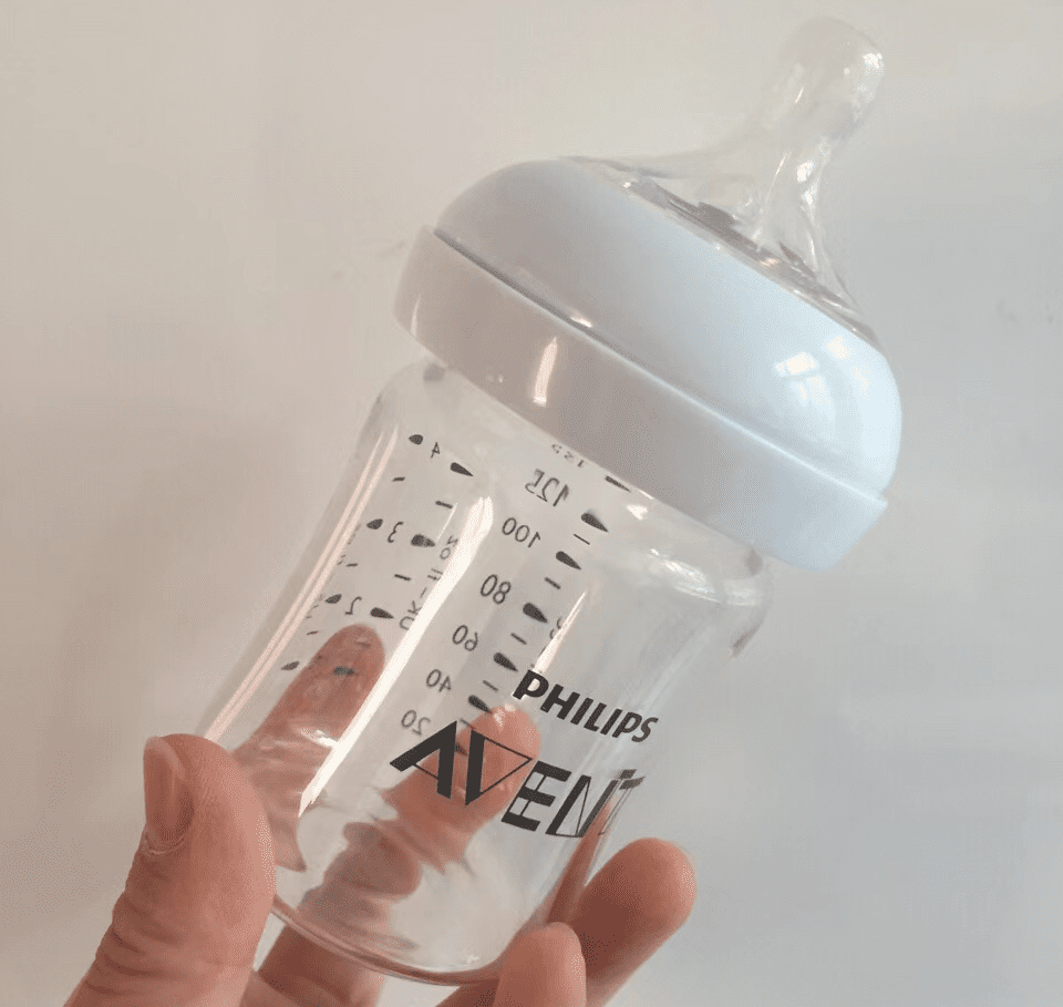 硅胶奶瓶哪个牌子的好(婴儿奶瓶是玻璃的好还是硅胶的好)