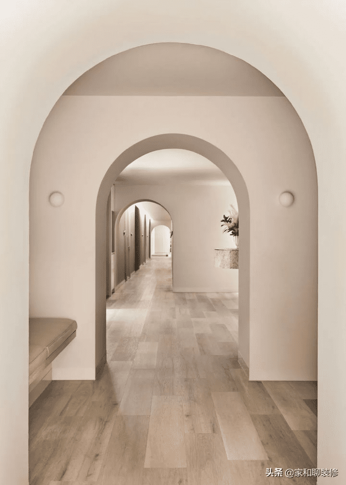 如果你觉得拱形门洞还是有些单调,可以在拱形门洞的基础上用有色乳胶