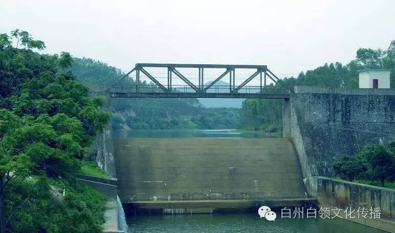 水库中间山连山风水(如今的家乡山连山)