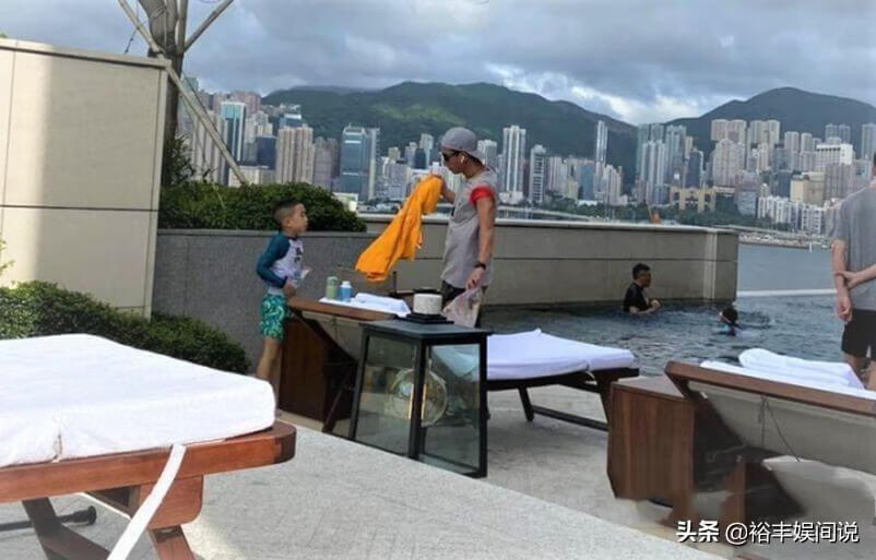 小小春叫什么名字(陈小春一家游玩被偶遇)