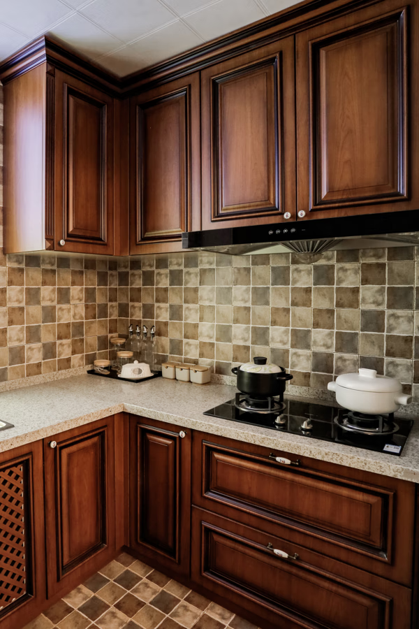 将橱柜布局设计成u字型,橱柜门板选择吸塑复古的材质做装饰,厨房墙面