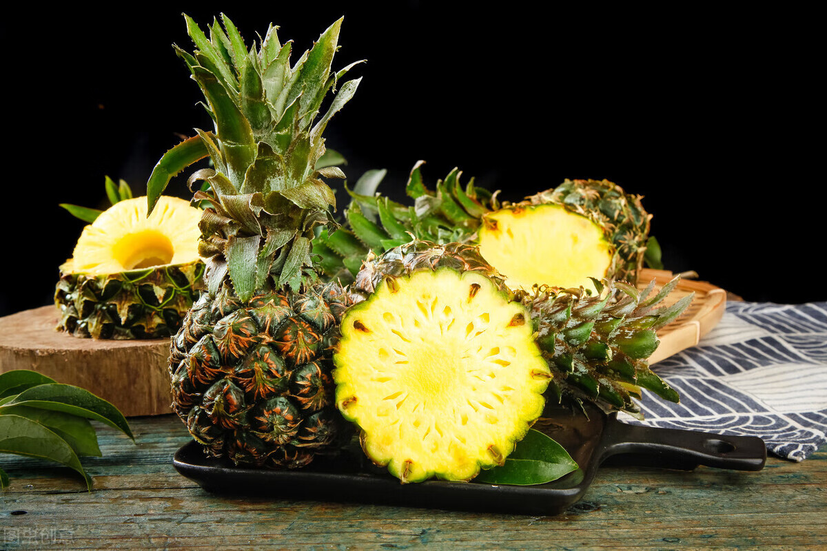 菠萝和凤梨是同一个物种吗(玻璃菠萝和凤梨)