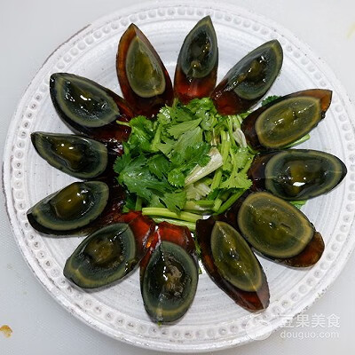 皮蛋凉拌的做法简单(皮蛋凉拌)