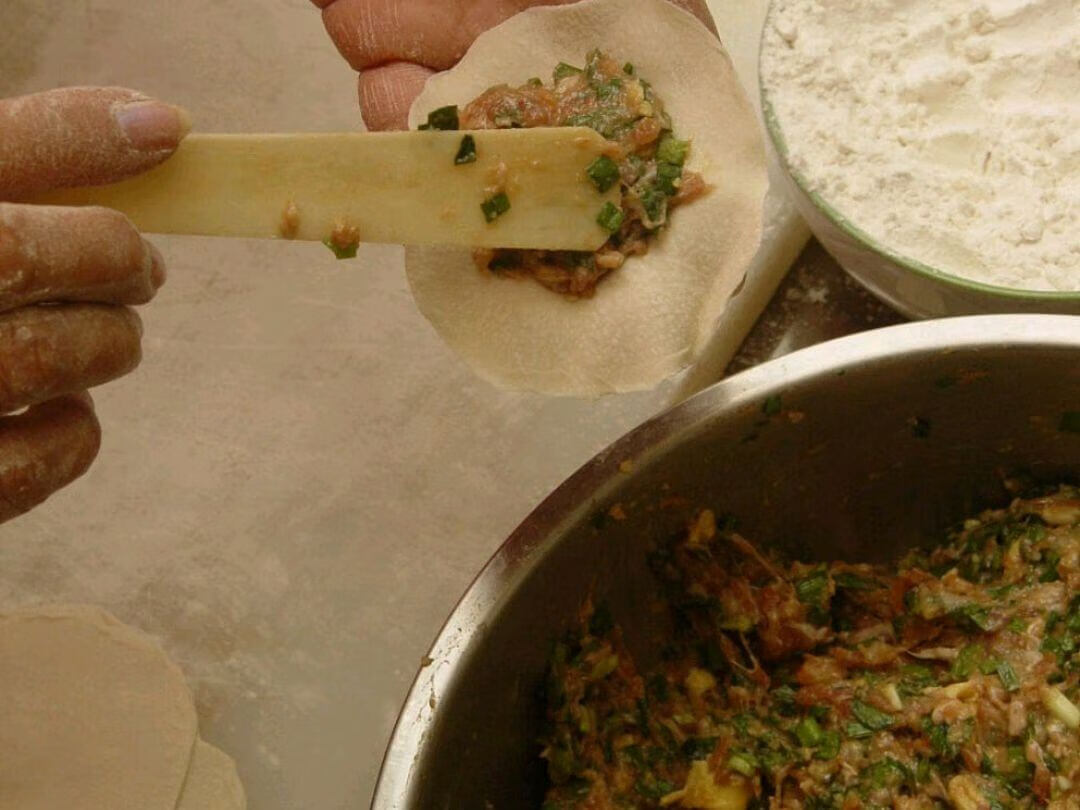 饺子皮的做法步骤(用不完的饺子皮新吃法)