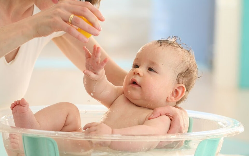 婴儿洗澡的正确步骤(一岁婴儿洗澡)