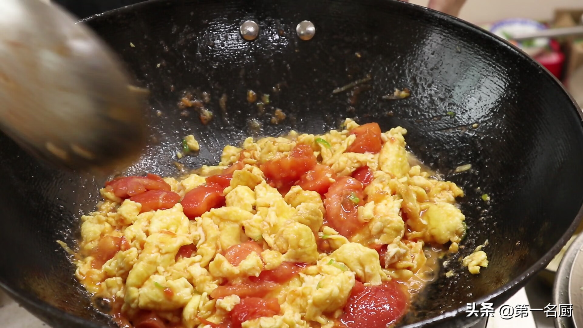 “西红柿炒鸡蛋”很多人第一步就错了，难怪不好吃，看大厨咋做的