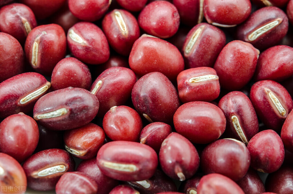 赤小豆是一种性质微寒的食材,主要功效就是清热解毒,而且它颜色赤红