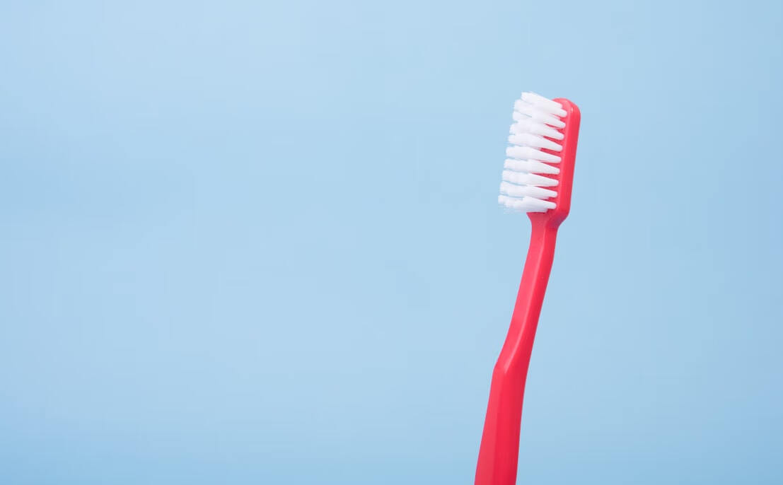 刷牙牙龈出血是怎么回事儿(每次刷牙都会牙龈出血)