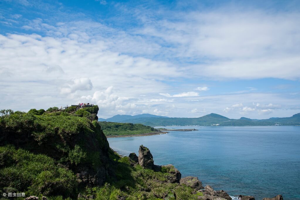 距沖繩島約335海里;南隔巴士海峽與菲律賓相望,距呂宋島約195海里