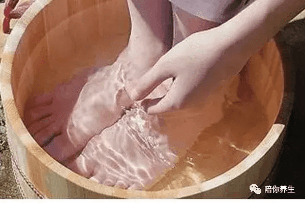 冬天手脚冰凉怎么回事(男性冬天手脚冰凉是什么原因)