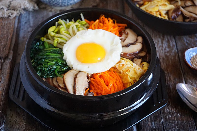 石锅拌饭直接拿米饭拌可不行,加上这两样才够味,调制酱料也关键