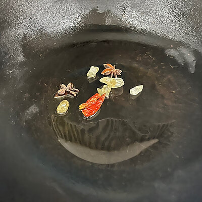 红烧鸡翅的家常做法大全(红烧鸡翅根的家常做法步骤)