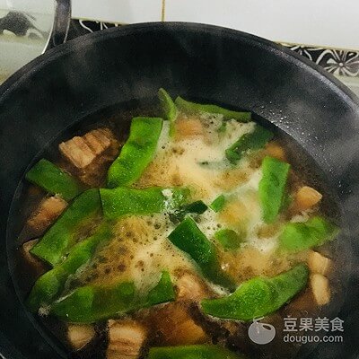 五花肉炖豆角的做法(五花肉炒豆角的家常做法)