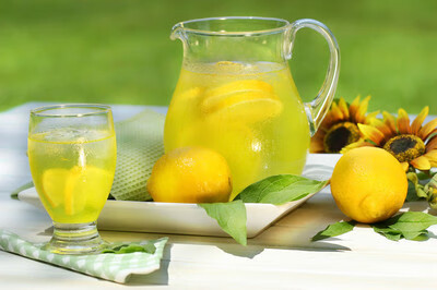 夏天每天喝柠檬水好吗(每天坚持喝柠檬水的好处)