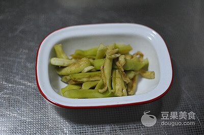 鱼香茄子煲的做法步骤(鱼香肉丝茄子煲怎样做)