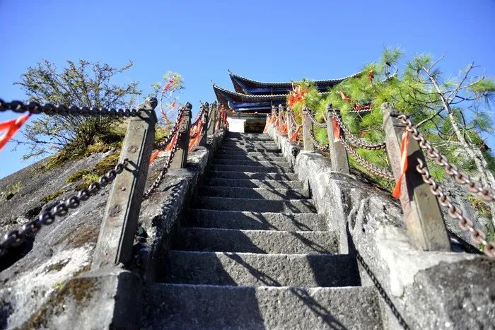 7月份适合去哪里旅游?(七月份自驾游适合去哪里旅游)