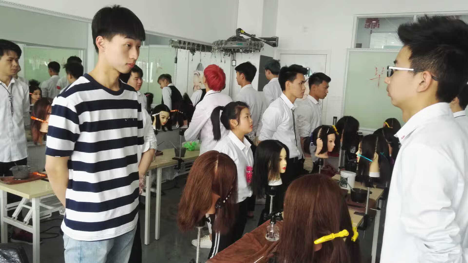 上海学美容美发的学校(上海美容培训学校)