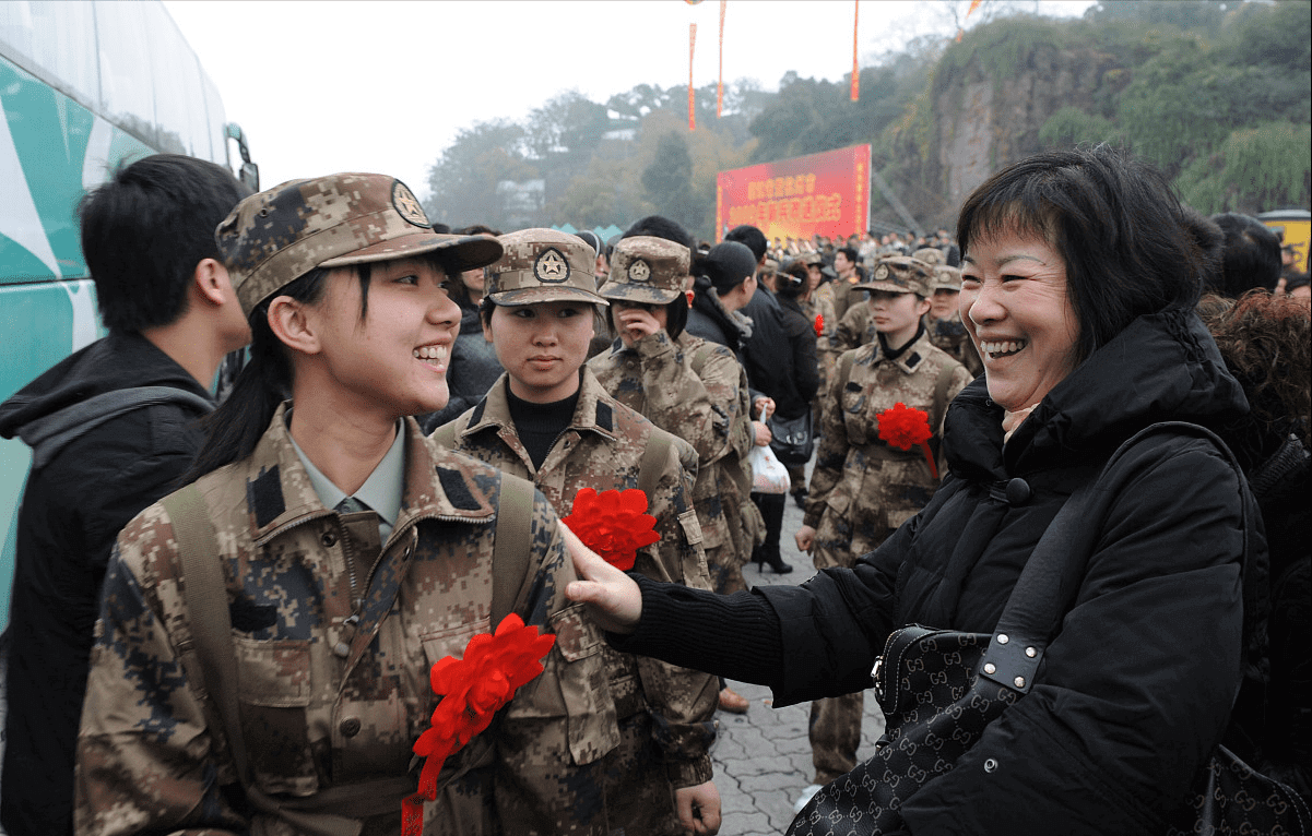 女大学生征兵要求(大学女生当兵的条件和要求)