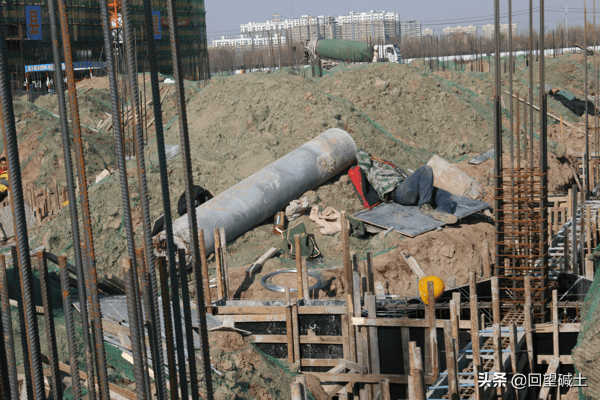 什么叫 风餐露宿？      请看这些建设者