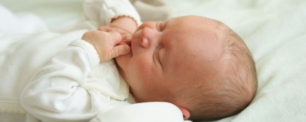 出生半个月宝宝脸上长小红疙瘩(婴儿脸上长一颗大红痘)