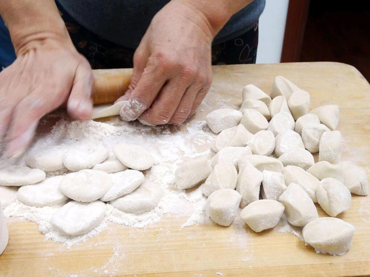 饺子皮的做法步骤(用不完的饺子皮新吃法)