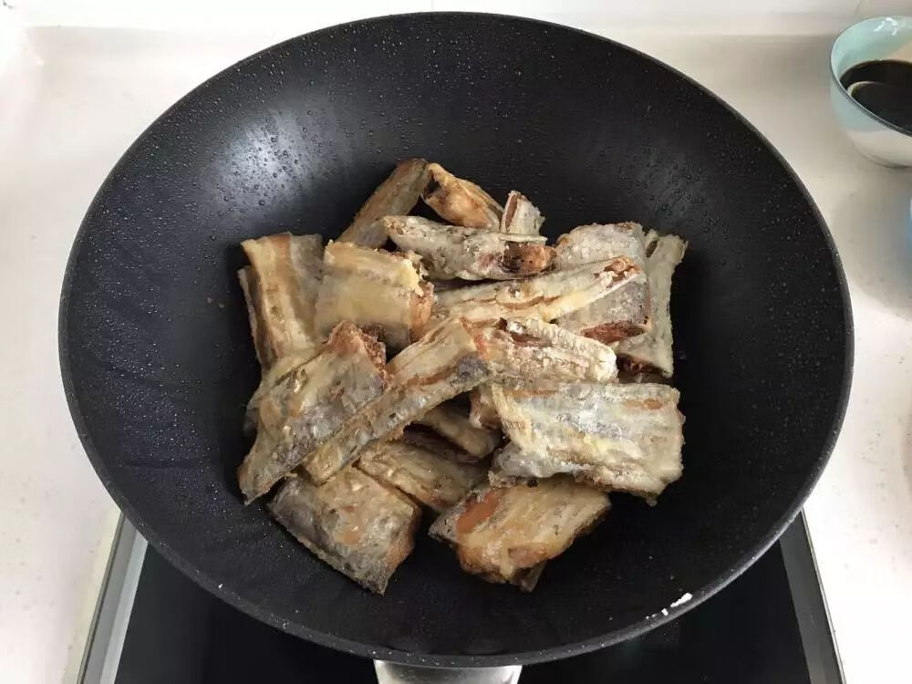 糖醋带鱼的家常做法一(糖醋带鱼的做法大全)