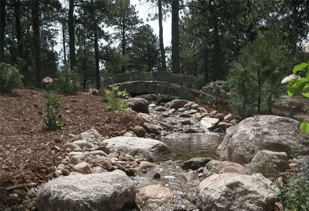 在房顶建水池可以吗风水(房屋后有水池风水好不好)