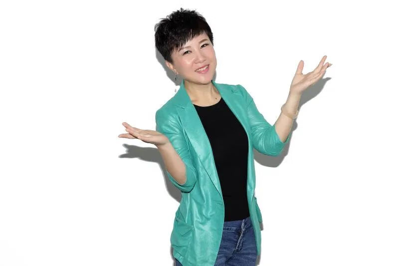 《空中超市》《噶是噶非》《开心茶馆》等多档栏目的主持人,演员9