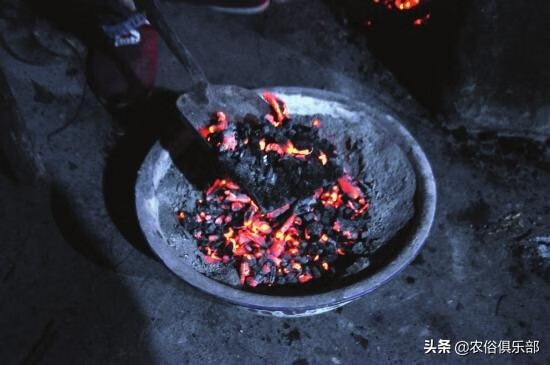 公鸡血破坟墓风水(坟地破土公鸡打鸣)