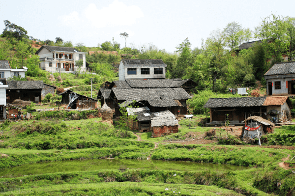 农村住宅屋后风水门前有别人家房子(农村左右邻居房屋风水)