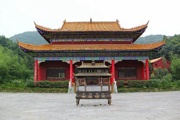 综上,农村俗语"宁住庙前,不住庙后,宁住庙左,不住庙右",是老一辈人