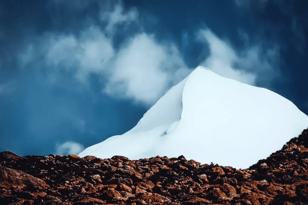 雅拉香布雪山图片(香格里拉山峰叫做什么)