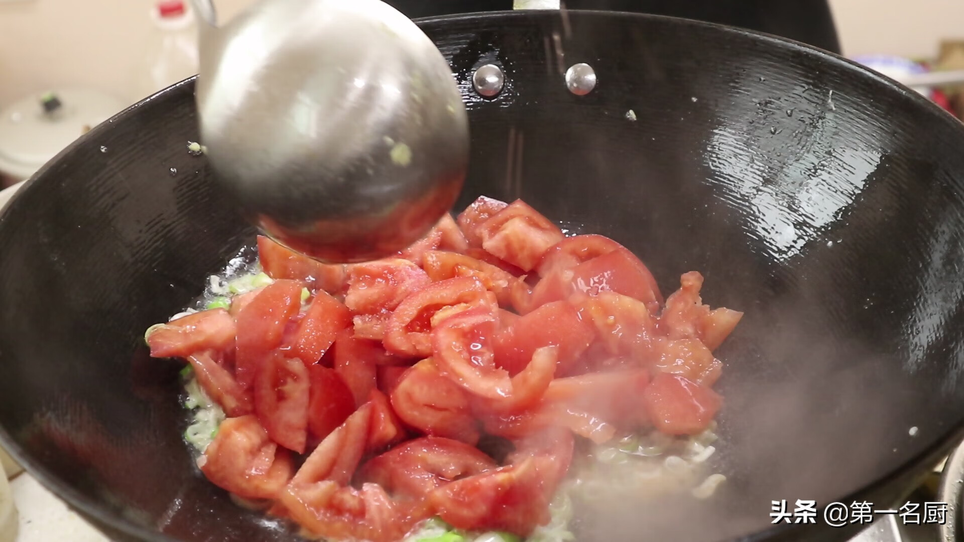 “西红柿炒鸡蛋”很多人第一步就错了，难怪不好吃，看大厨咋做的