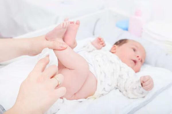 宝宝腹泻的原因有几种(婴幼儿腹泻的主要原因)
