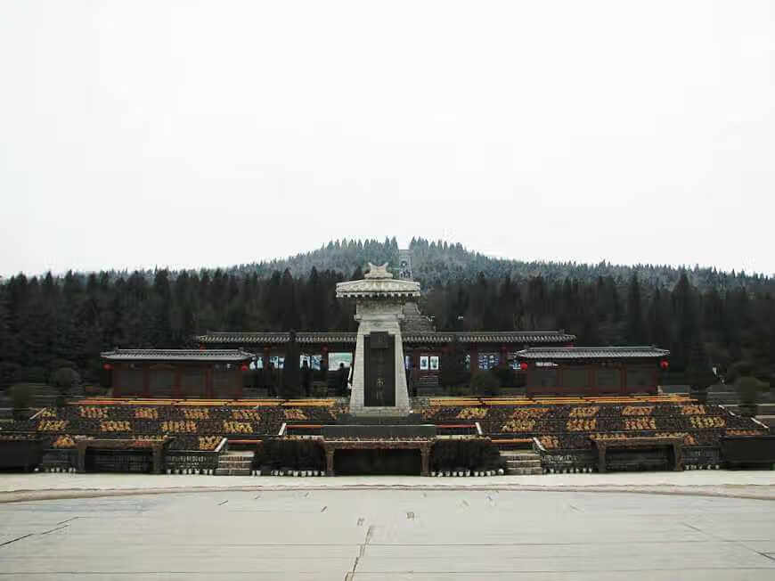 古人的墓地风水,秦始皇也不例外的把陵墓修在了骊山.