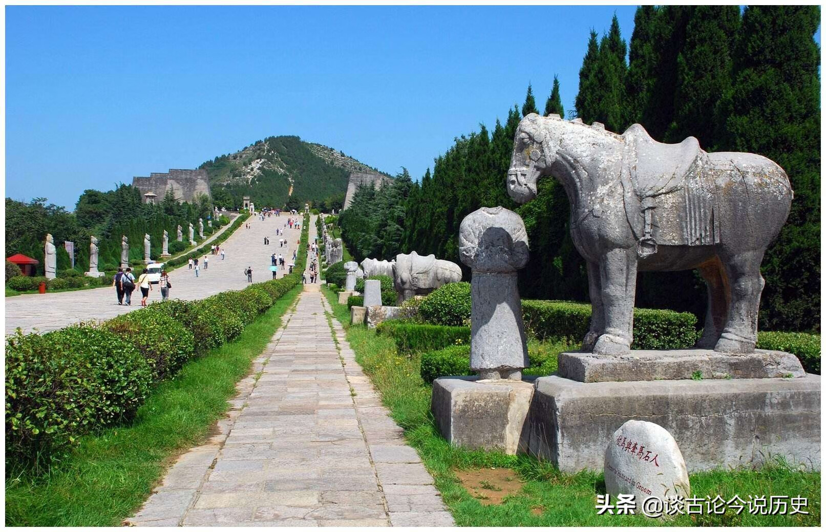 在这片土地中,形成了周,秦,汉,唐四个朝代,更为重要的是历史上13个