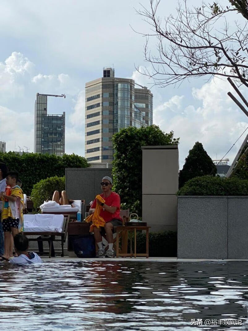 小小春叫什么名字(陈小春一家游玩被偶遇)