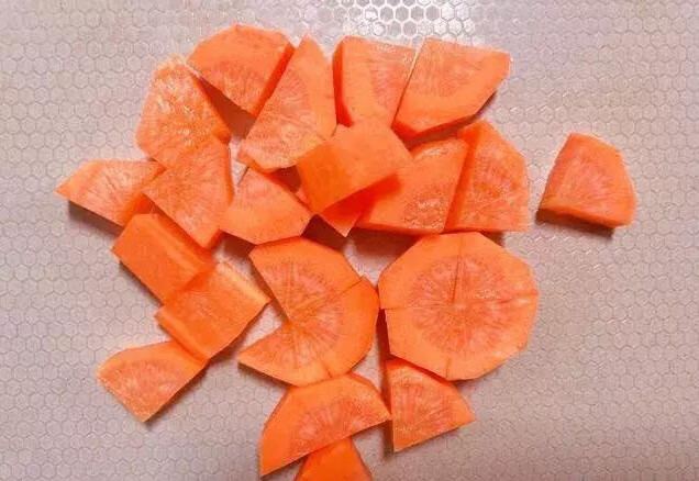 山药胡萝卜排骨汤功效作用(胡萝卜可以和山药炖排骨汤吗)