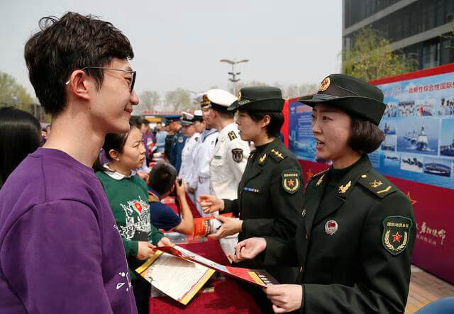 大学生当兵真的好吗(在校大学生当兵的利弊)