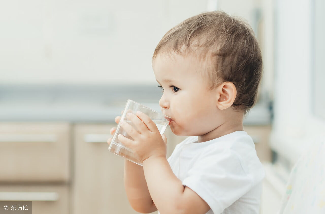 小孩子发烧了最好的降温方法是什么(小孩子发烧怎么处理最好最快)