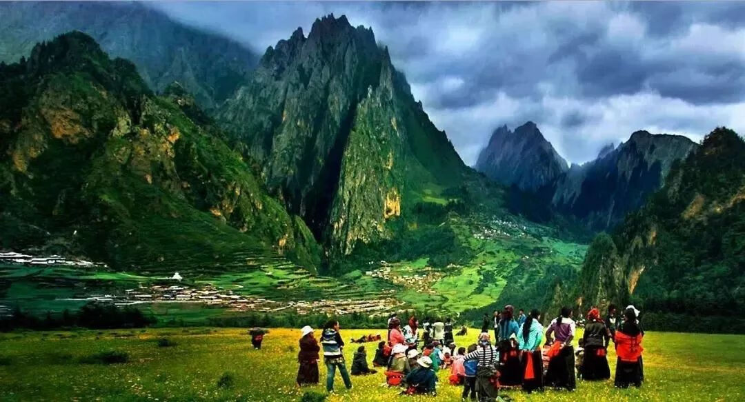 8月份去哪儿旅游合适(8月份适合旅游的地方)