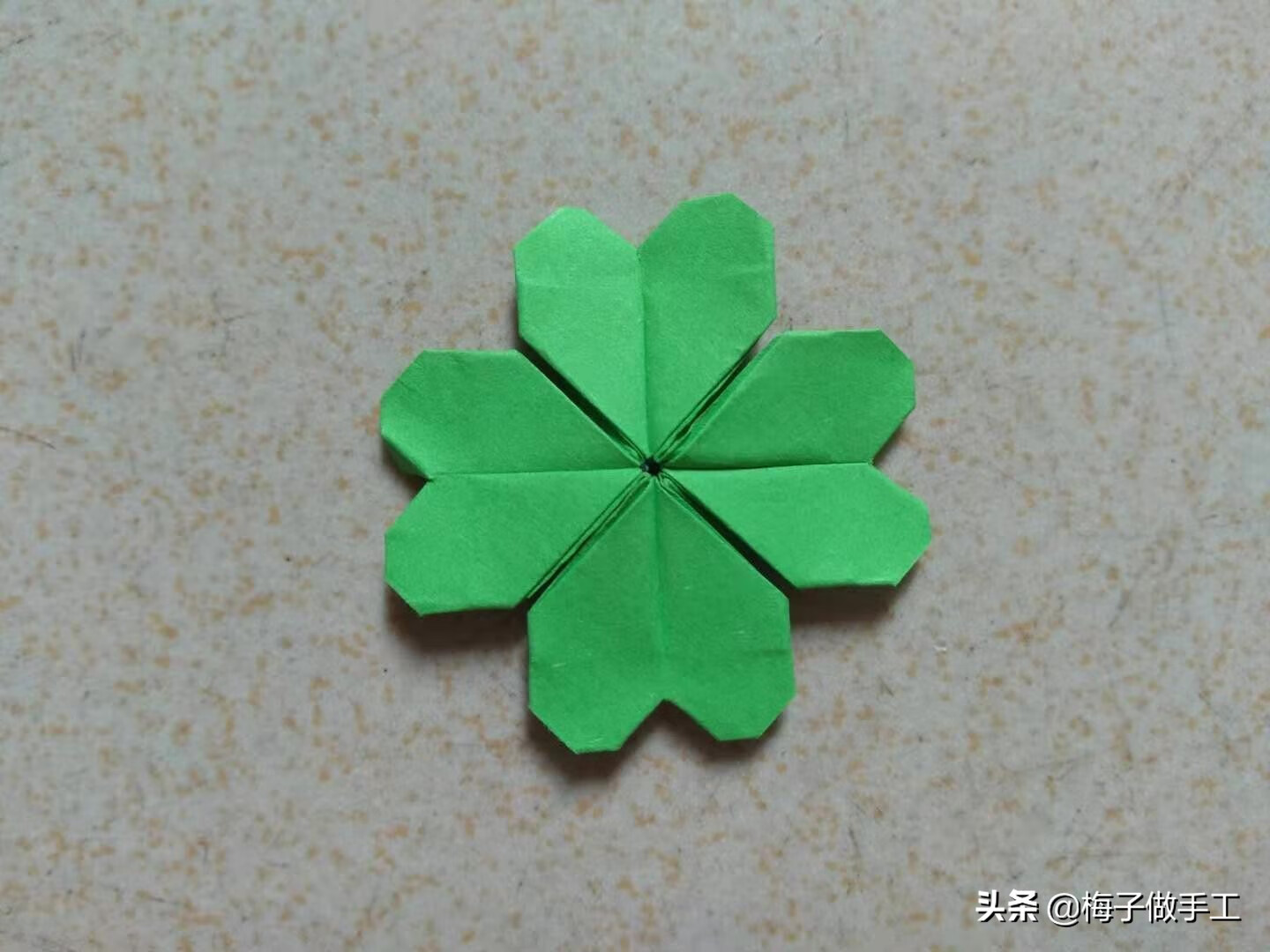 四叶草折纸一张纸(一张纸折四叶草)
