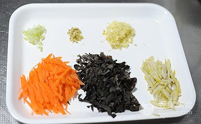 鱼香茄子煲的做法步骤(鱼香肉丝茄子煲怎样做)